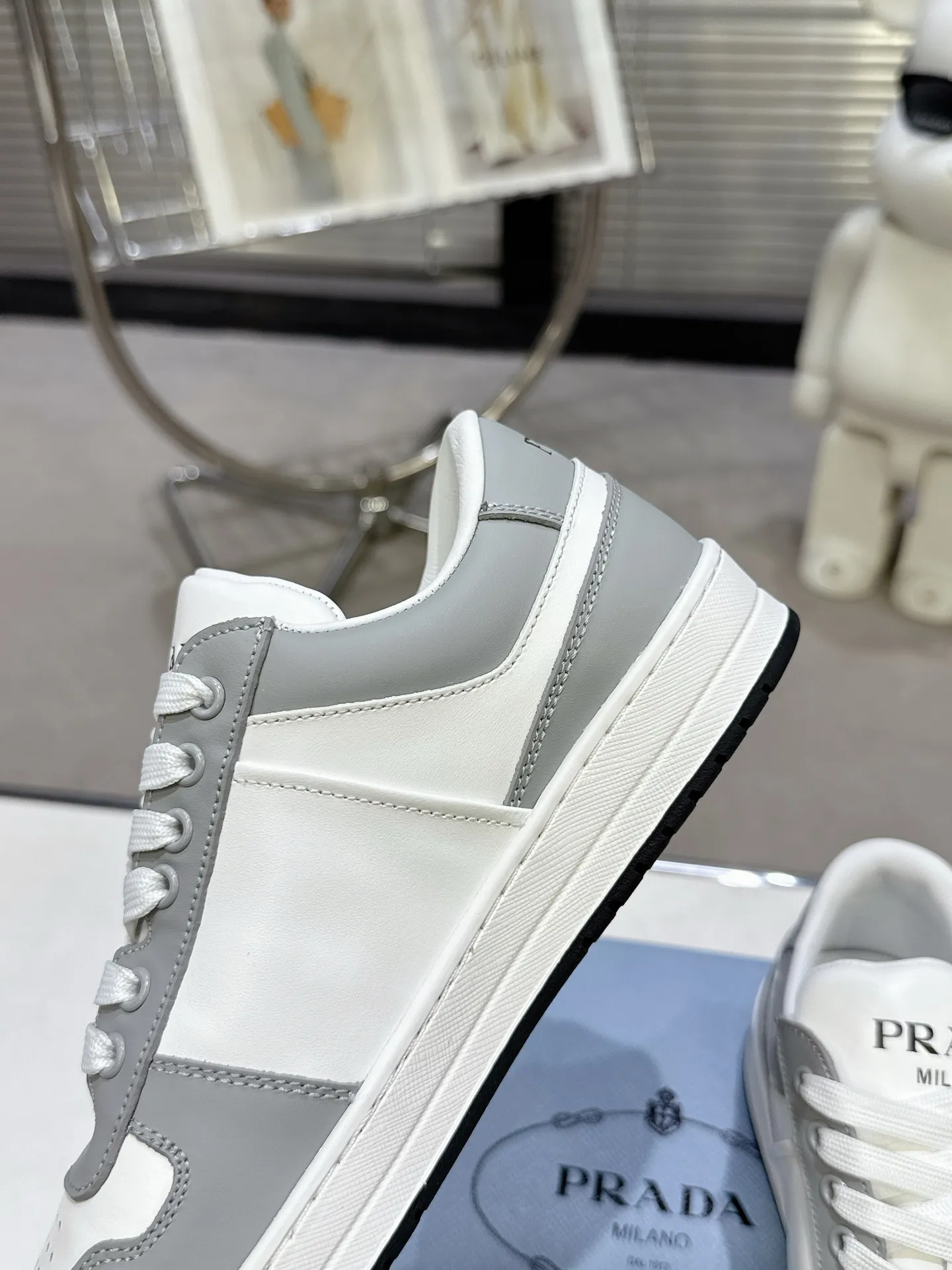 👟👟Ex-factory price 580👟👟 Couple style Prada Latest Downtown Bold series Triangle logo Casual sneakers White shoes Original purchase, development and production Downtown Bold sneakers are inspired by the basketball shoes of the 1980s, with a sporty design and exquisite details. Crafted from perforated leather, the statement platform sole provides a unique, modern style. The Prada logo is interpreted from different angles, decorated with the iconic enameled triangular metal logo, highlighting the unique classic style. Exquisite packaging at the delivery counter🛍📦 ▪️Fabric: Original custom imported first-layer cowhide ▪️Lining: Original imported soft sheepskin ▪️Outsole: Original open-molded rubber bottom material ▪️Size: Women's 35-40 Men's 39-45